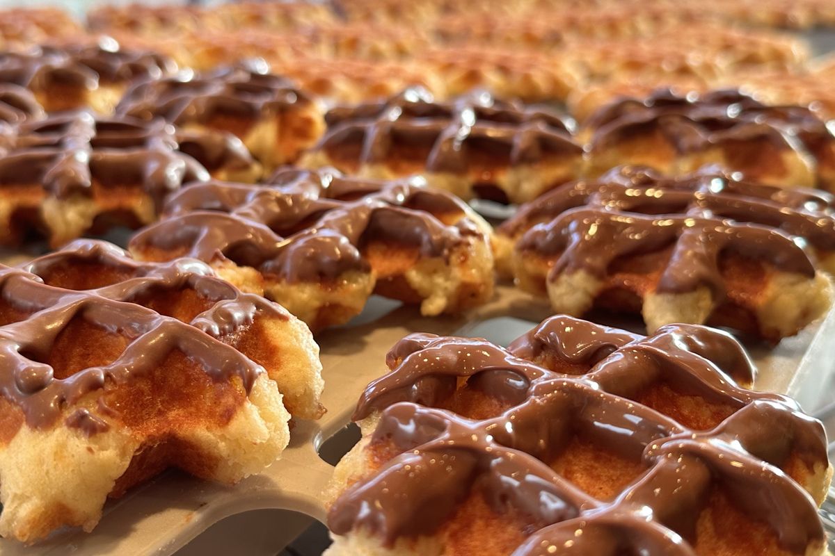 Luikse suikerwafels van Marcs Wafels in chocolade gedopt