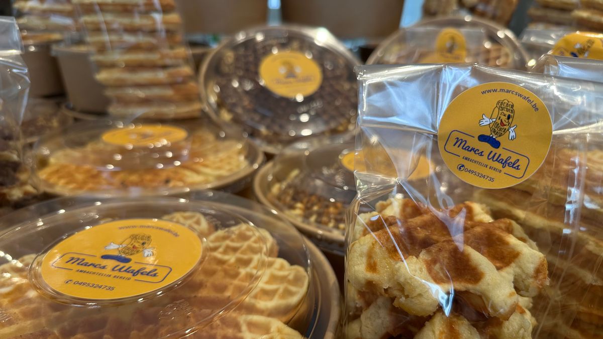 De voorverpakte verse wafels van marcs wafels (suikerwafels en hartenwafels) in doosjes en zakjes klaar voor verkoop