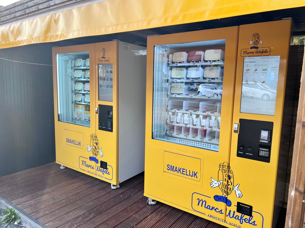 Automaat dat 24/7 bereikbaar is met vers gedraaid ijs in verschillende smaken (in literdozen en kleine potjes) en diepgevroren brusselse wafels van Marcs Wafels te Steenhuffel (Londerzeel), dicht bij Brussel