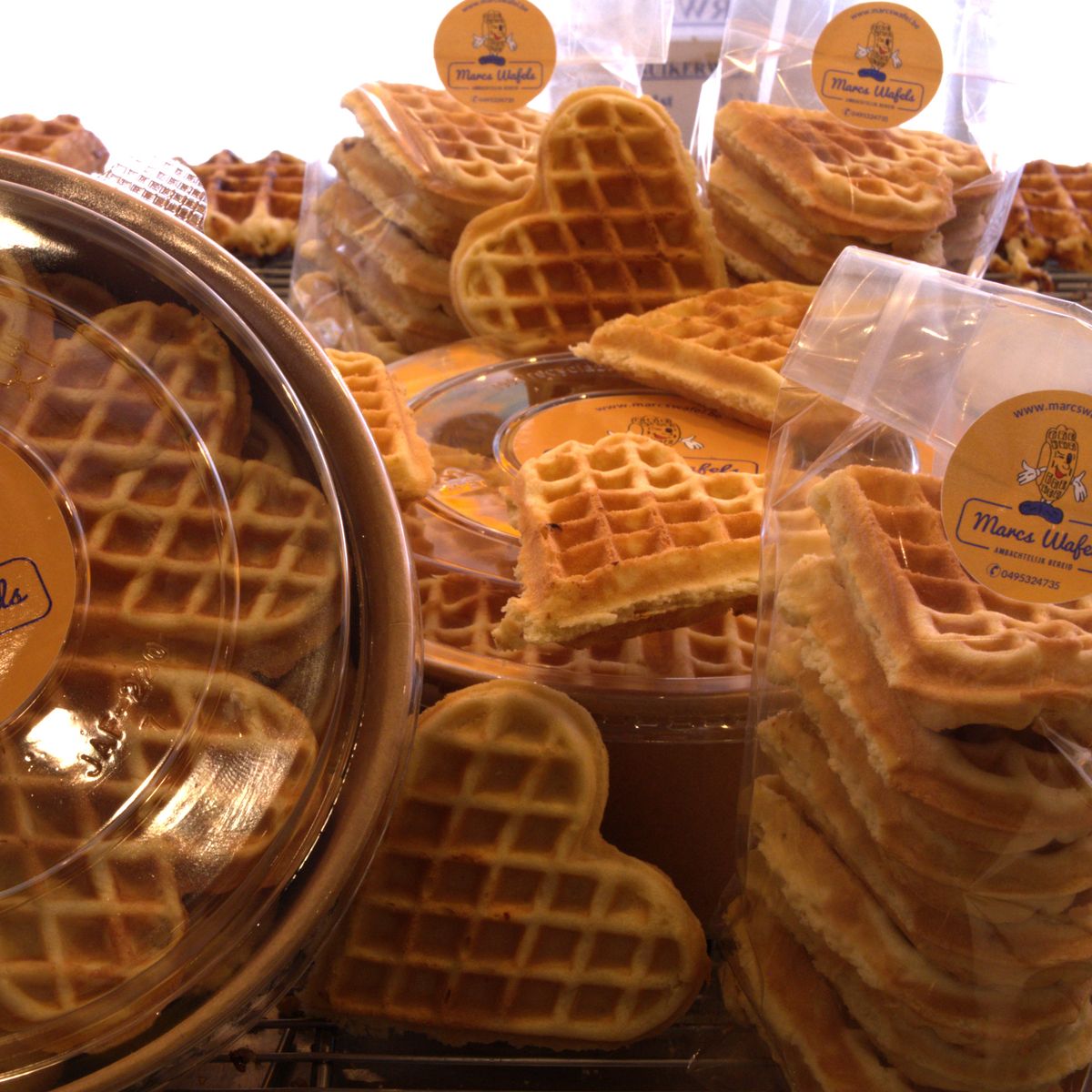 Verpakte hartjeswafels van Marcs Wafels in doosjes en zakjes (met en zonder chocolade) klaar voor verkoop