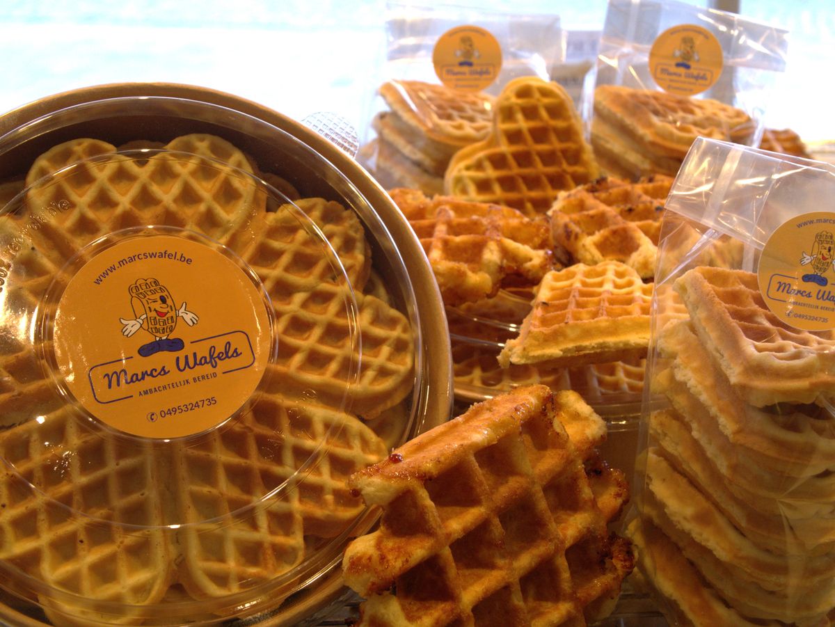 Verschillende vers gebakken wafeltjes (vanillewafels/hartenwafels, suikerwafels/luikse wafels) verpakt in dozen en zakjes voor verkoop