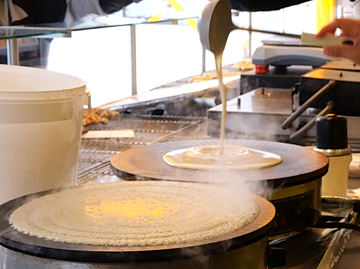 De heerlijke pannenkoeken van Marcs Wafels, vers aan het bakken op de plaat