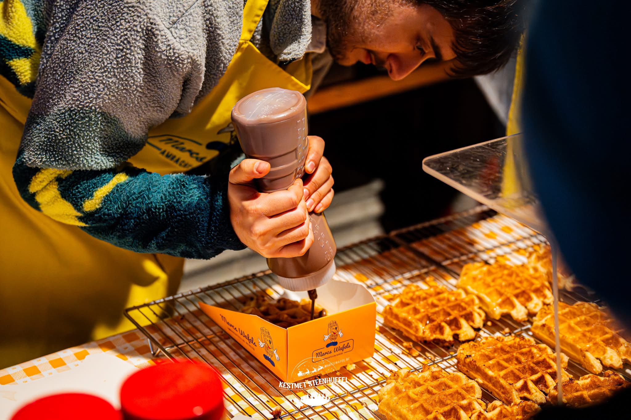 Onze heerlijk vers gebakken luikse wafels (suikerwafels) van Marcs Wafels, gebakken op een lokale kerstmarkt met verschillende toppings.