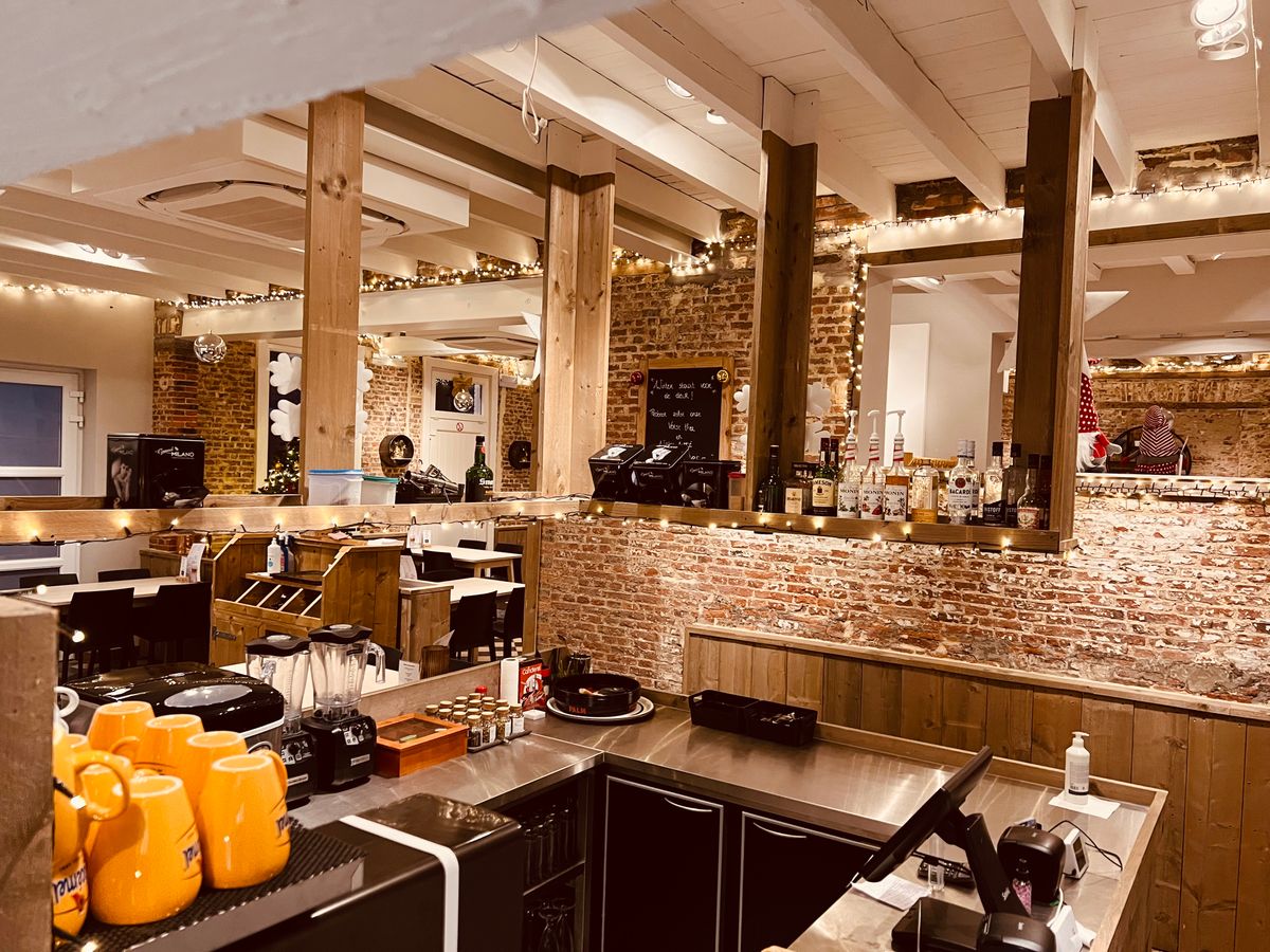 Het gezellige interieur van het wafelhuis te Steenhuffel (Londerzeel) (Dichtbij Brussel en Mechelen), met authentieke vloer en uitstraling, open keuken en zitplaatsen