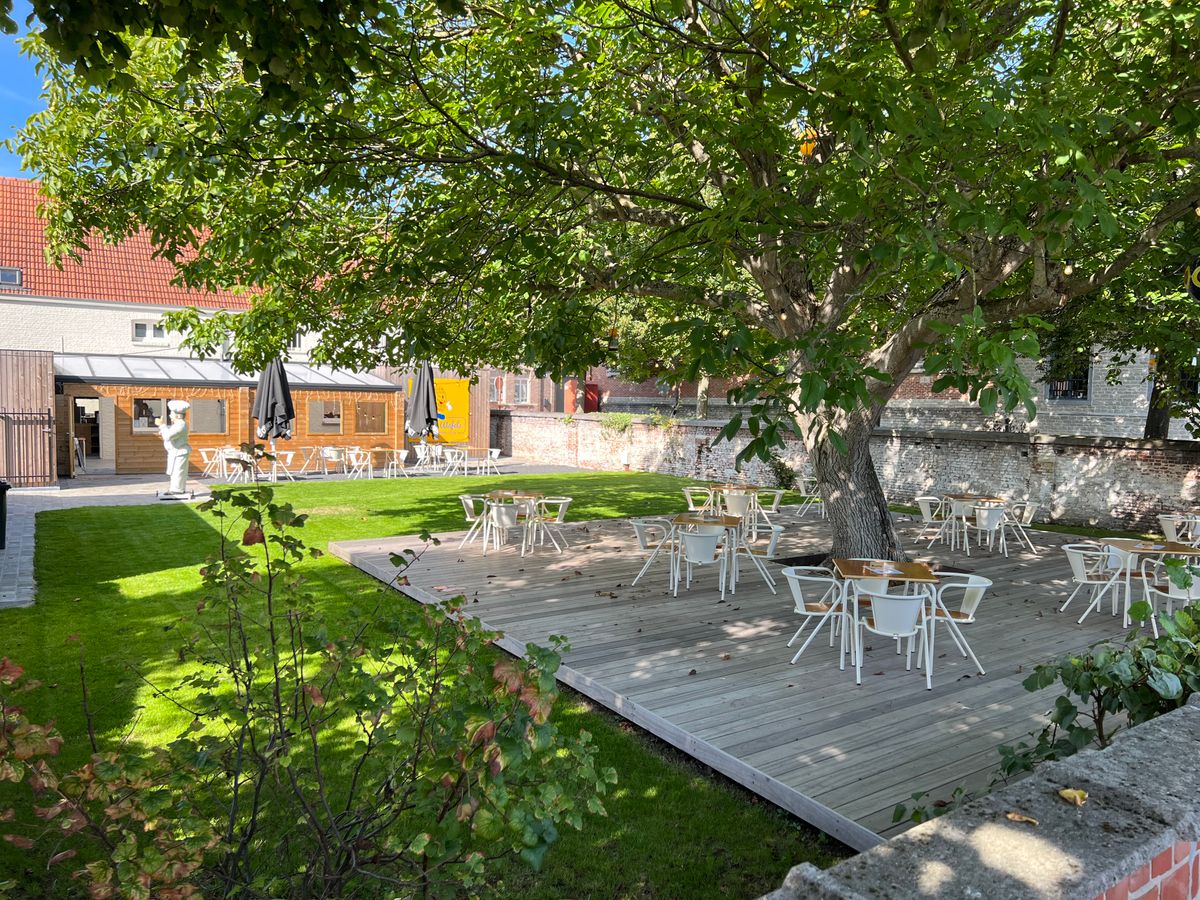 Het wafelhuis te Steenhuffel (Londerzeel) naast de kerk (Dicht bij de A12 en op een steenworp van Brussel), met een grote tuin, gezellig terras en prachtige eik