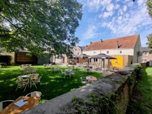 Het grote terras in de tuin